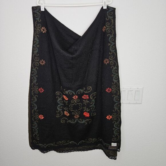Invisible World, Embroidered Shawl with Floral Patterns, Olive And Black, Alpaca - Picture 3 of 4